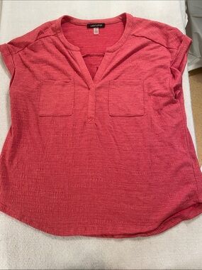 Cable & Gauge Coral Split V-Neck Short Sleeve Top with Chest Pockets